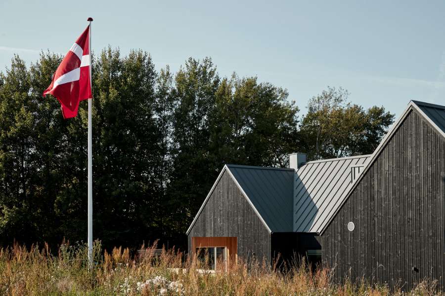 Flaget er hejst for det nye hus med det populære ståltag, Brådalvej 25, 9210 Aalborg SØ